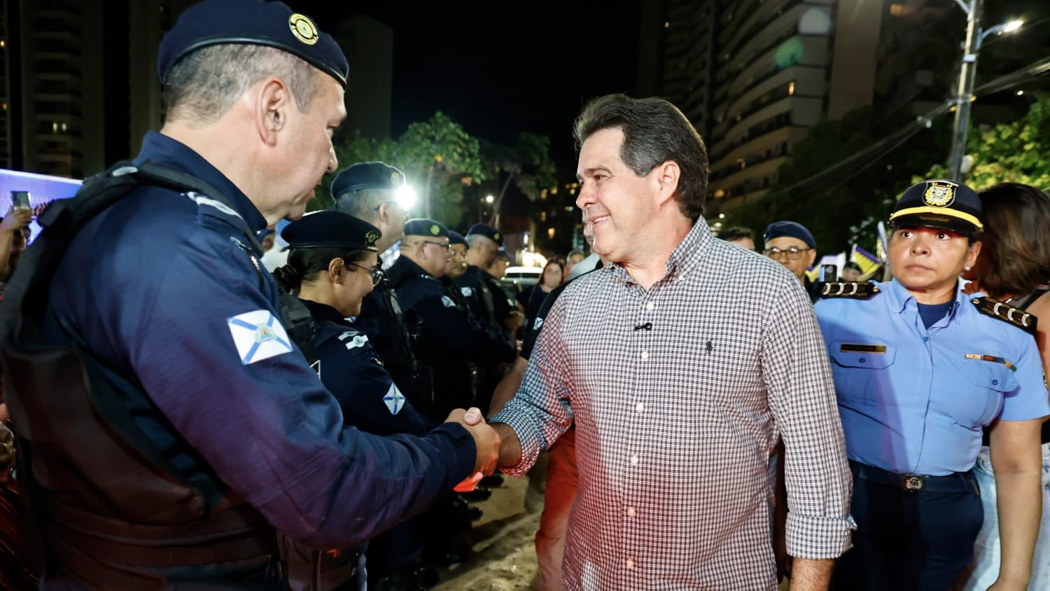 Evandro Leitão cumprimenta um guarda municipal